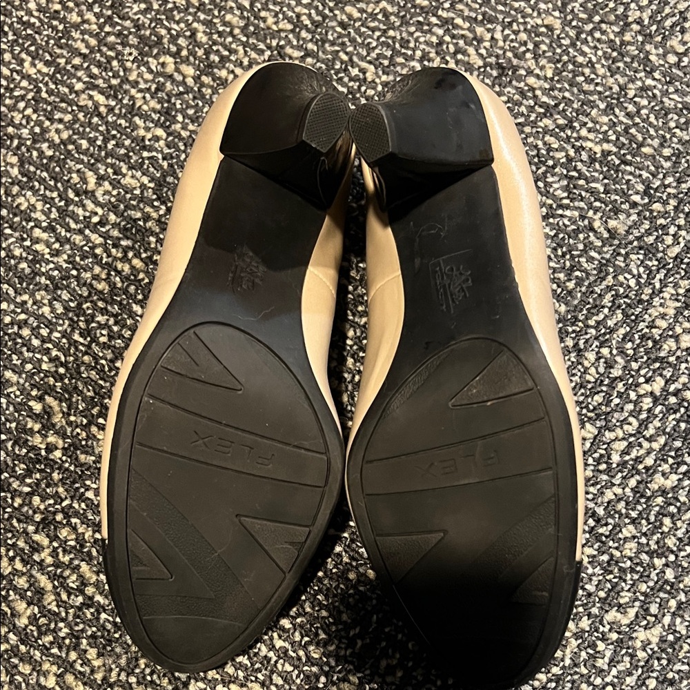 Life Stride Beige and Black Heels - Picture 3 of 9